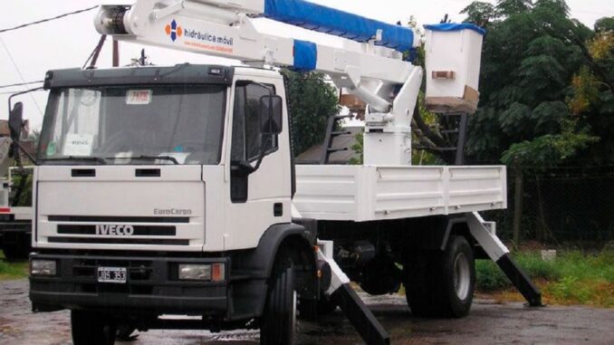 camion-con-hidroelevador
