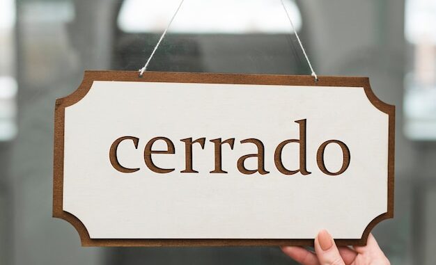cerrar-cartel-tienda-cerrada_23-2149257318