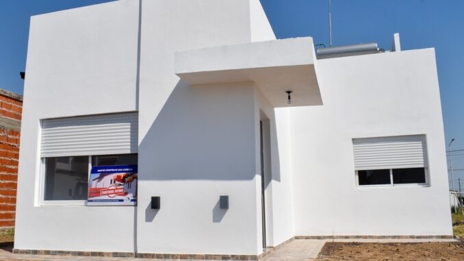 Casa-onstruir-futuro-con-cartel