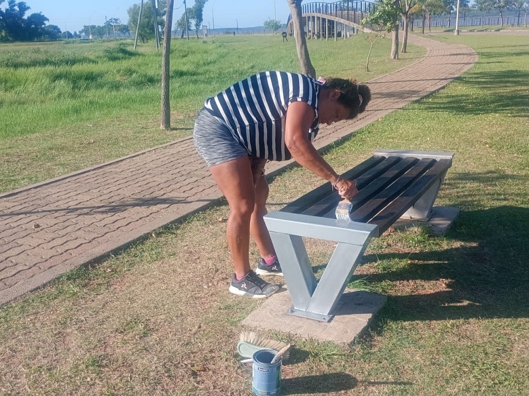 Para imitar: turistas se ofrecieron a embellecer bancos en la playa de Santa Ana