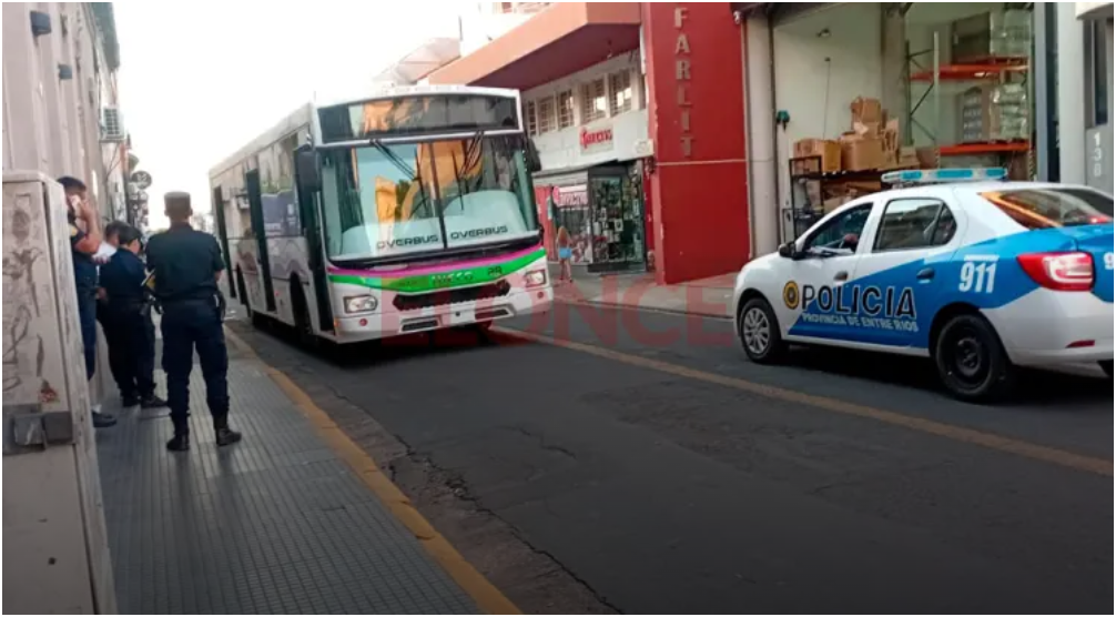 Murió el hombre de 77 años que cayó mientras bajaba del colectivo y fue aplastado por las ruedas en Paraná