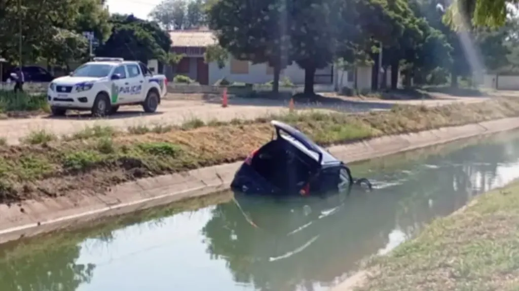 Una pareja de adolescentes volcó, cayó a un canal y su bebé de un año murió ahogado