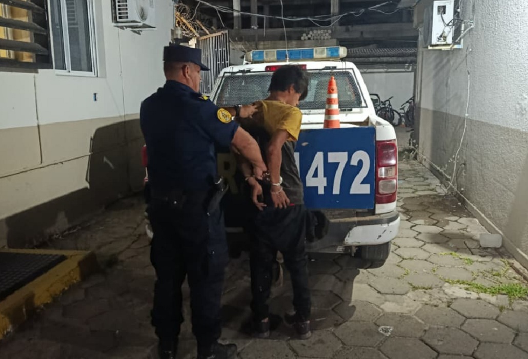 La policía persiguió y detuvo a un hombre que poseía un arma de fuego