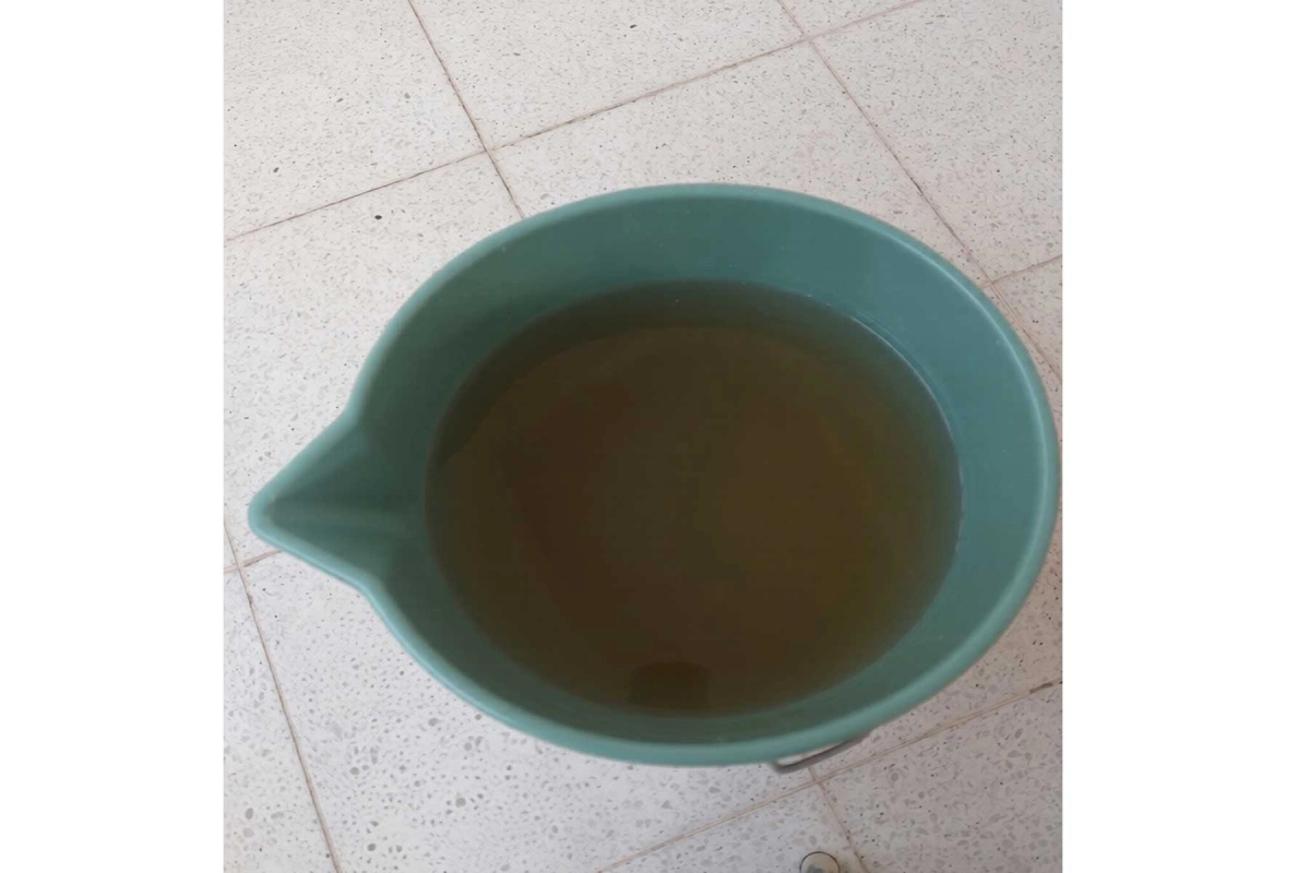 Por falta de respuestas se suspendieron las actividades en la escuela donde sale «agua marrón»