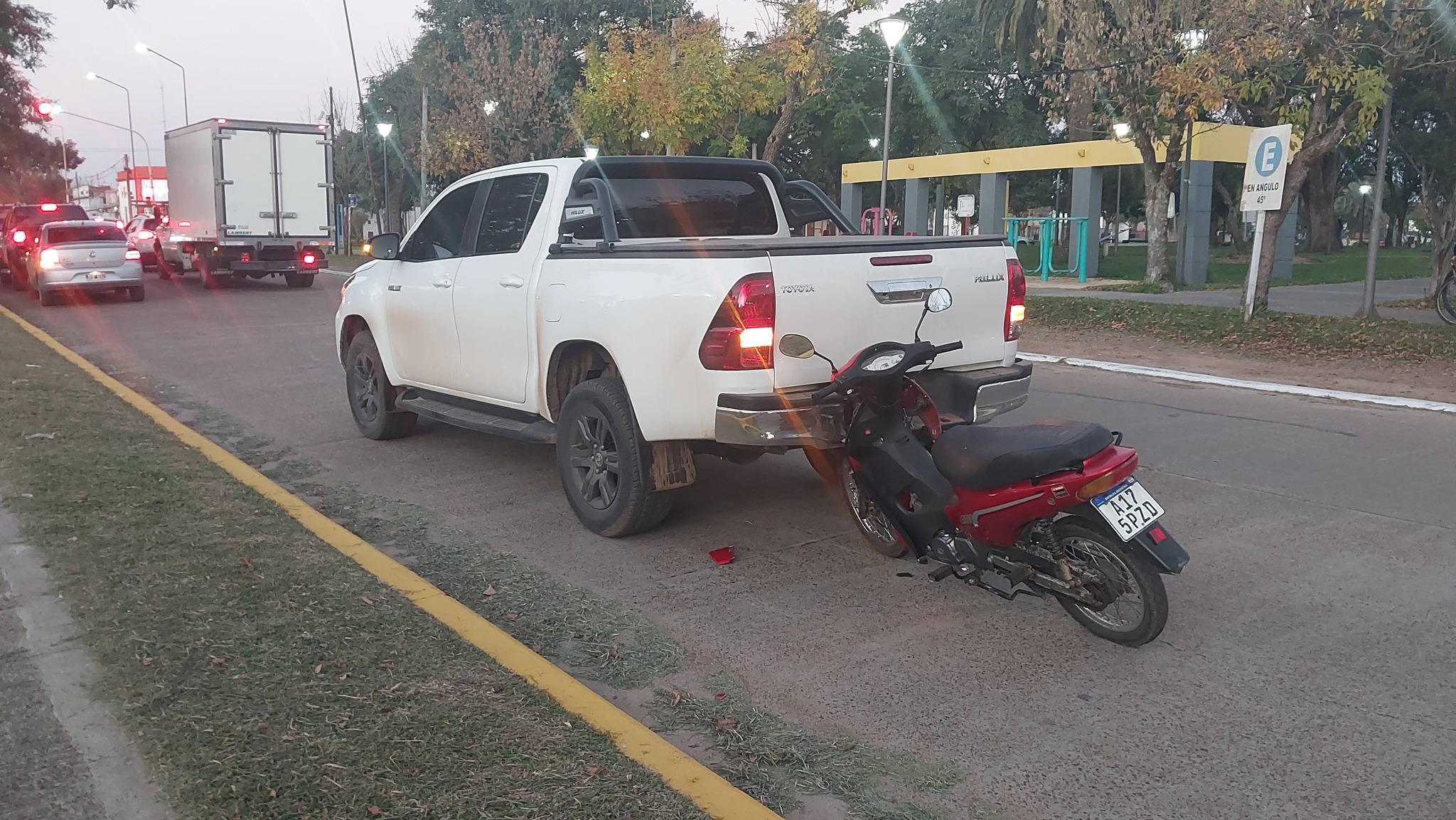 Choque en un semáforo de Chajarí: una moto impactó contra una camioneta
