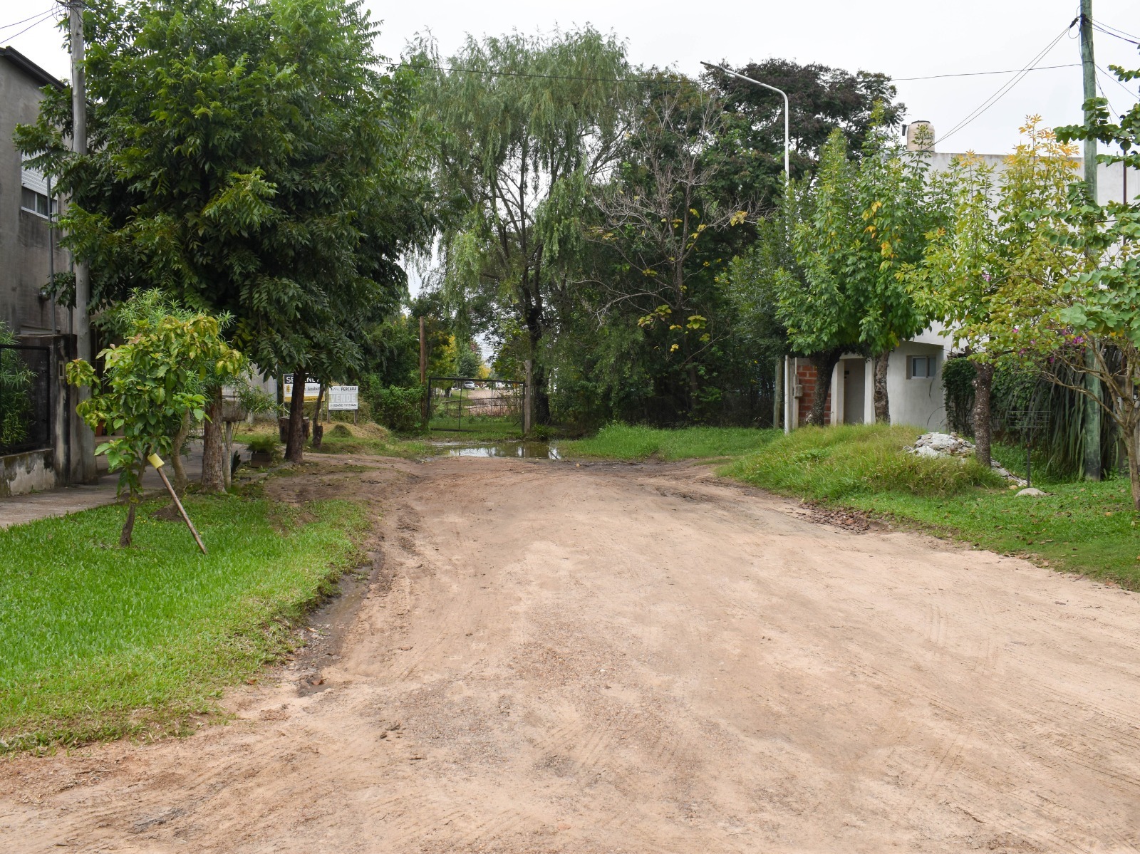 Se firmó el boleto de compra-venta para adquirir un lote para abrir calle Brasil