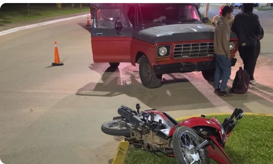 Mocoretá: Chocan a una mujer que circulaba en moto, tras el impacto fue trasladada al hospital.