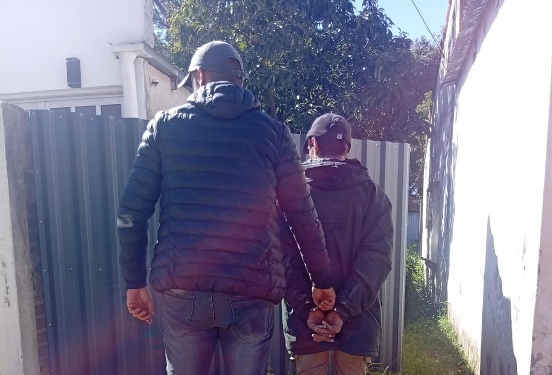 Chajarí: la policía detuvo a un hombre que había roto el vidrio de una puerta
