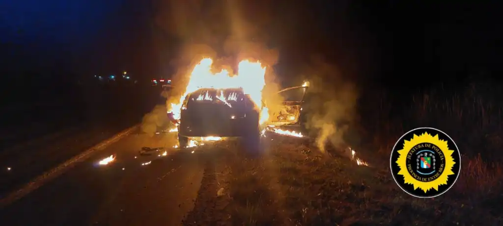 Se incendió un automóvil en plena Ruta 14 y sus ocupantes lograron escapar ilesos