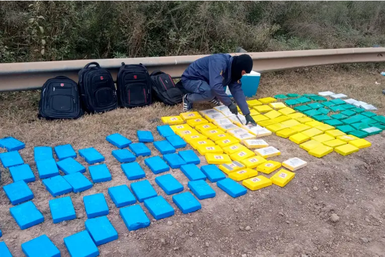 Persecución, fuga y un cargamento millonario: secuestraron 250 ladrillos de cocaína valuados en $5.000 millones