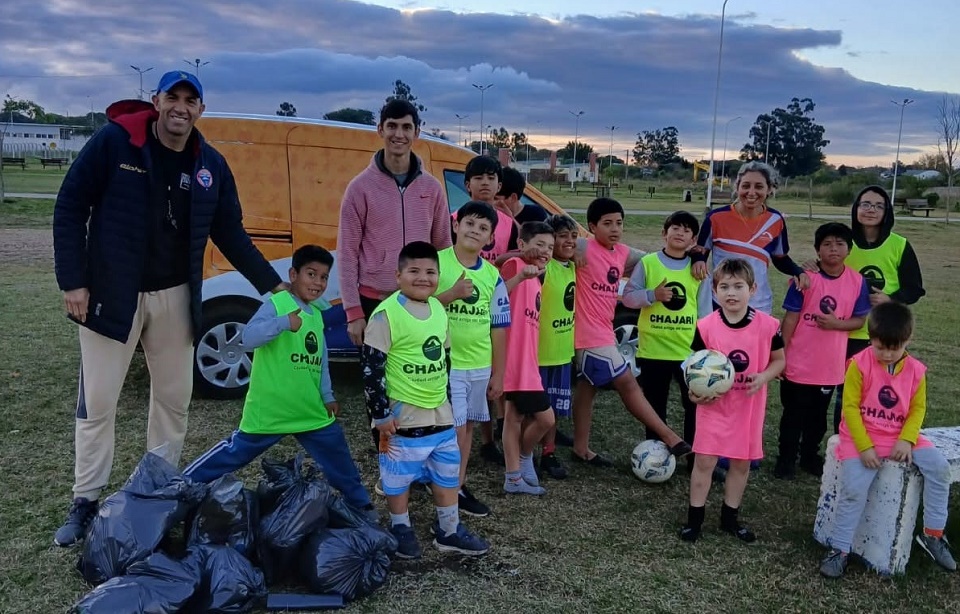 Chicos que realizan los talleres deportivos barriales colaboran con la limpieza de espacios públicos
