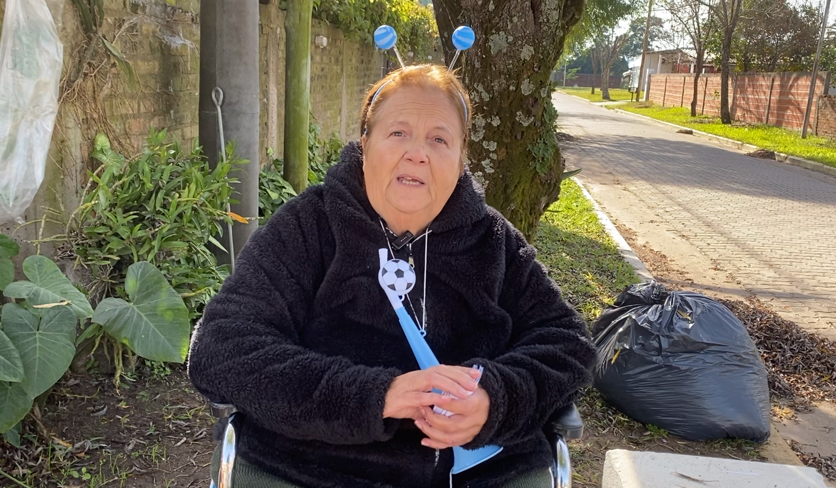 Hay que llevar alegría a los niños, dijo la vecina Cármen Brarda quien confeccionó figuritas del Mundial