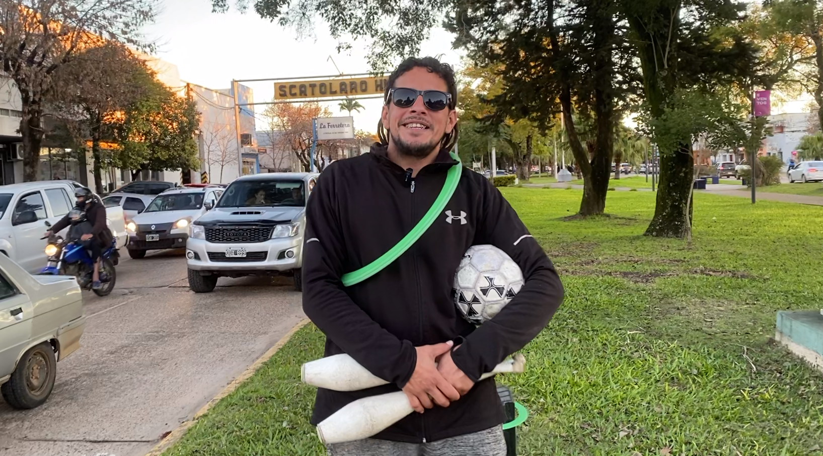 La gente colabora, es buena onda, dijo Kevin el artista callejero que pasa por Chajarí