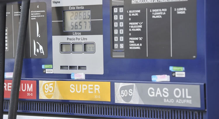 Estacioneros no esperan una baja en los combustibles pese a la caída del petróleo