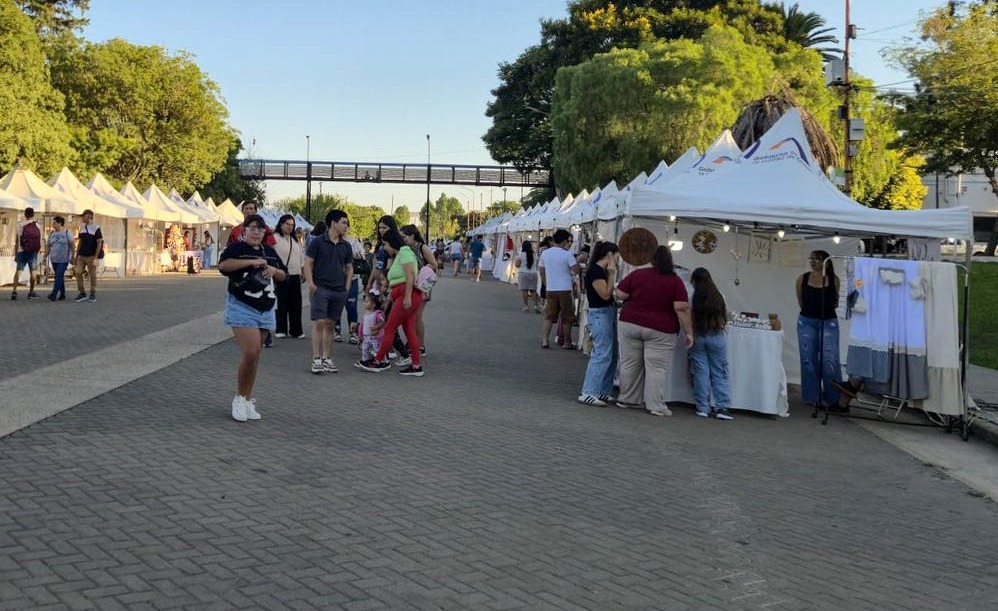 Convocan a visitar la Feria permanente de artesanos y manualistas