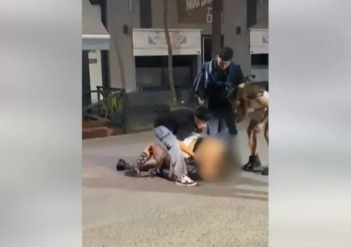 Una joven está en terapia intensiva luego de una pelea a la salida de un boliche