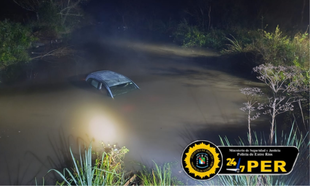 Milagroso rescate en Colonia San Roque: dos personas cayeron con su auto a un cauce de agua y salieron ilesas