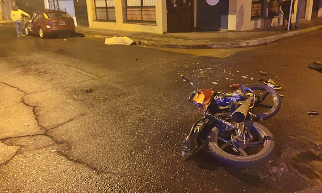 Un joven motociclista murió tras un choque ocurrido en la madrugada de este domingo