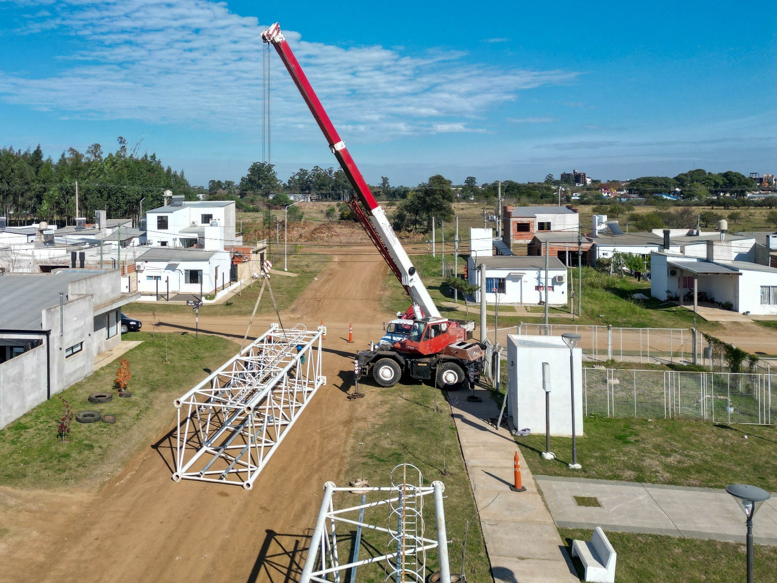 Comenzó a instalarse la torre para el tanque de agua en barrio Jardín