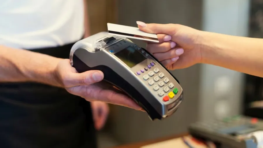 El consumo cayó 2,2% anual en mayo y marcó su sexta baja consecutiva