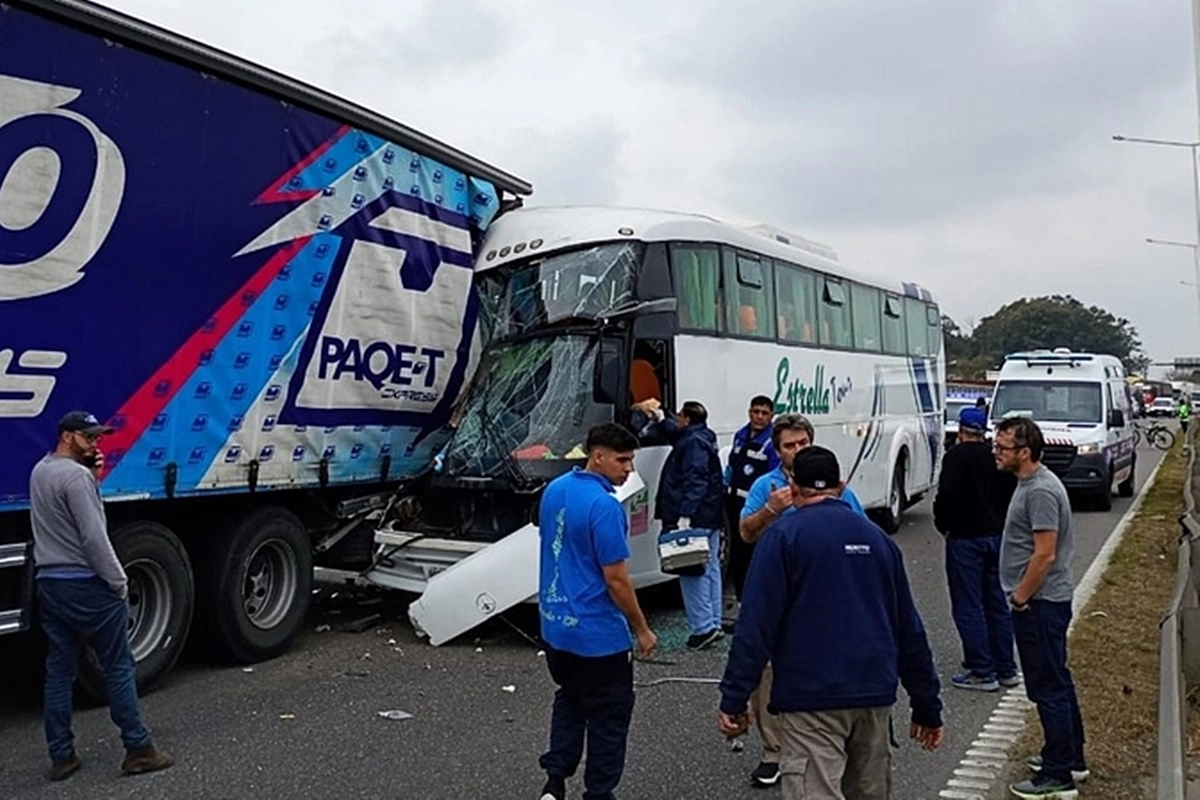 Un micro que regresaba a Concordia chocó de atrás contra un camión en la Panamericana