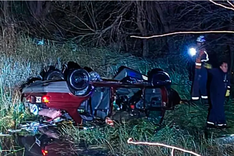 Dos adultos y un bebé de Entre Ríos murieron tras caer con su auto a un arroyo en Ruta 9