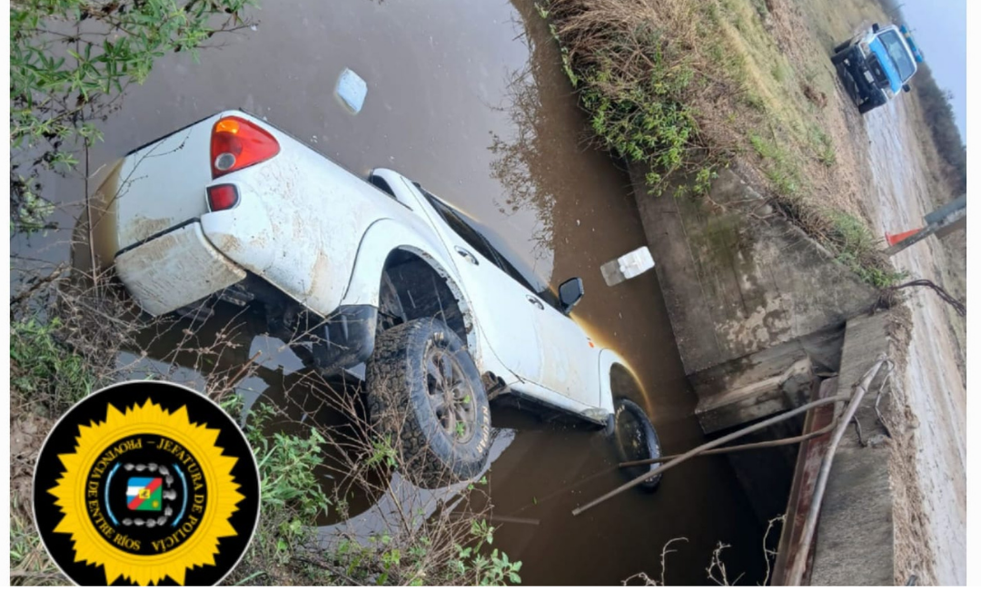 Una camioneta despistó y volcó en el arroyo Sarandí: no hubo personas lesionadas